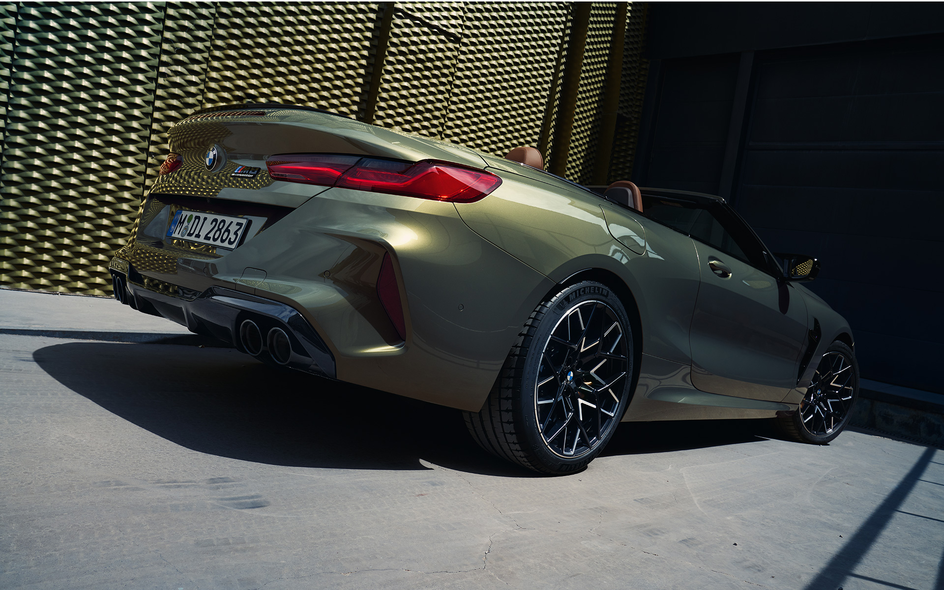 BMW M8 Competition Cabrio F91 arka çaprazdan görünüm BMW M8 Competition Cabrio F91 BMW Individual Metalik Pirinç/Brass alçak açıdan arka çaprazdan görünüm
