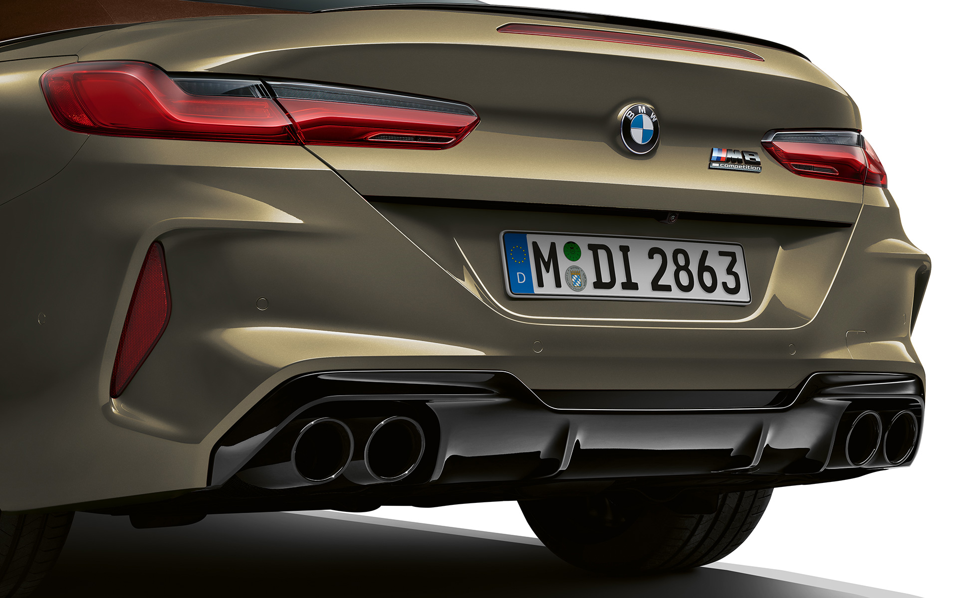 BMW M8 Competition Cabrio F91 arkadan görünüm BMW M8 Competition Cabrio F91 BMW Individual Metalik Pirinç/Brass arkadan yakın plan görünüm