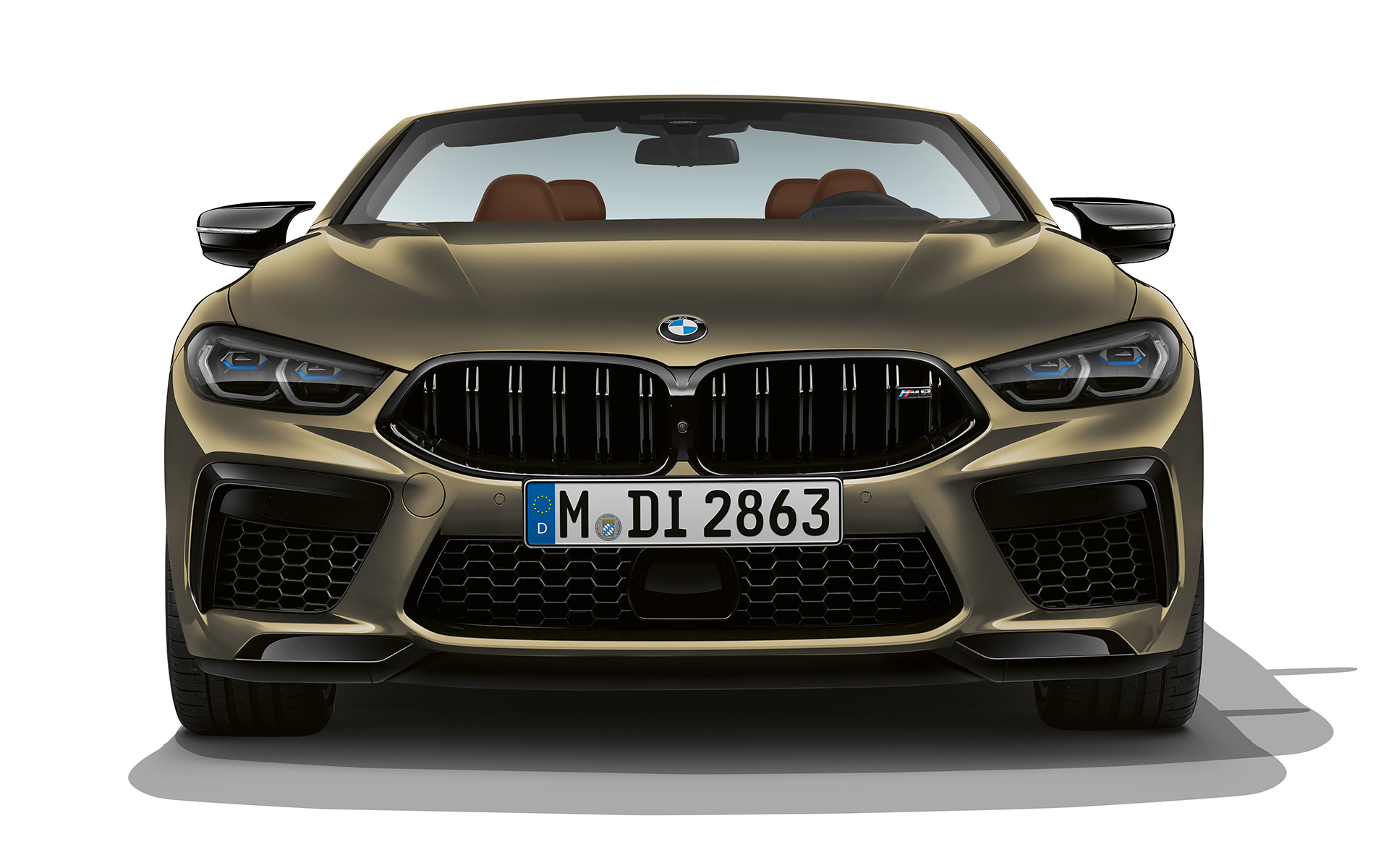 BMW M8 Competition Cabrio 2022 önden görünüm BMW M8 Competition Cabrio F91 BMW Individual Metalik Pirinç/Brass önden görünüm