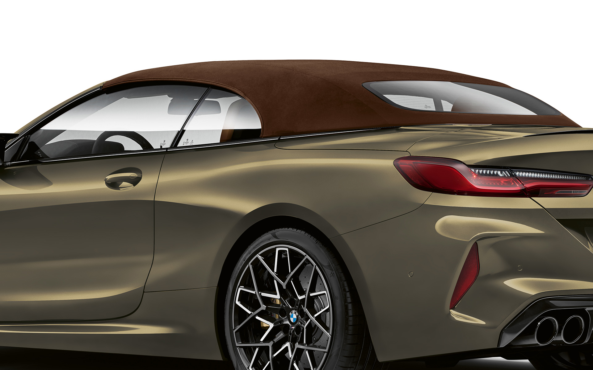 BMW M8 Competition Cabrio F91 arka çaprazdan görünüm BMW M8 Competition Cabrio F91 BMW Individual Metalik Pirinç/Brass arka çaprazdan görünüm