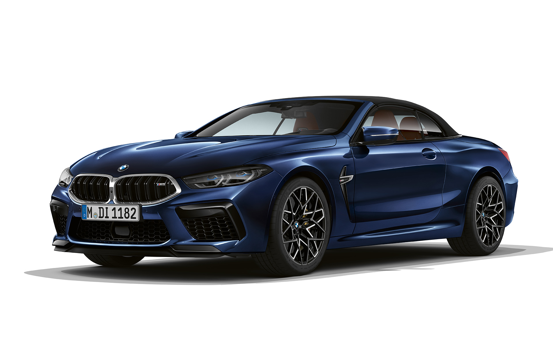 BMW M8 Cabrio F91 ön çaprazdan görünüm BMW M8 Cabrio F91 BMW Individual Metalik Mavi/tanzanite ön çaprazdan görünüm
