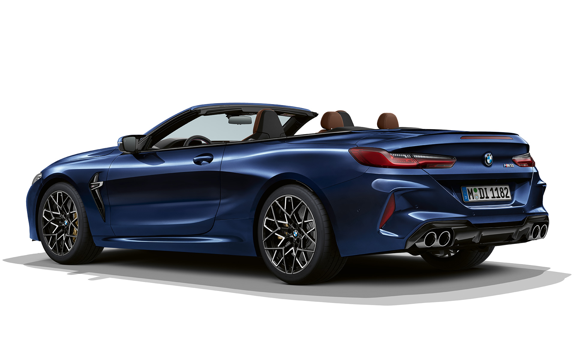 BMW M8 Cabrio F91 arka çaprazdan görünüm BMW M8 Cabrio F91 BMW Individual Metalik Mavi/Tanzanite arka çaprazdan görünüm