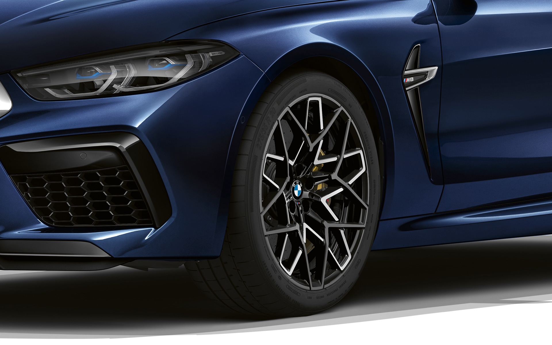 20 inç, yıldız kollu, stil 813 M, Bicolor hafif alaşım jantlar BMW M8 Cabrio F91 BMW M8 Cabrio F91 BMW Individual Metalik Mavi/Tanzanite 20 inç yıldız kollu, stil 813 M, Bicolor, M hafif alaşım jantlar yakın plan görüntüsü