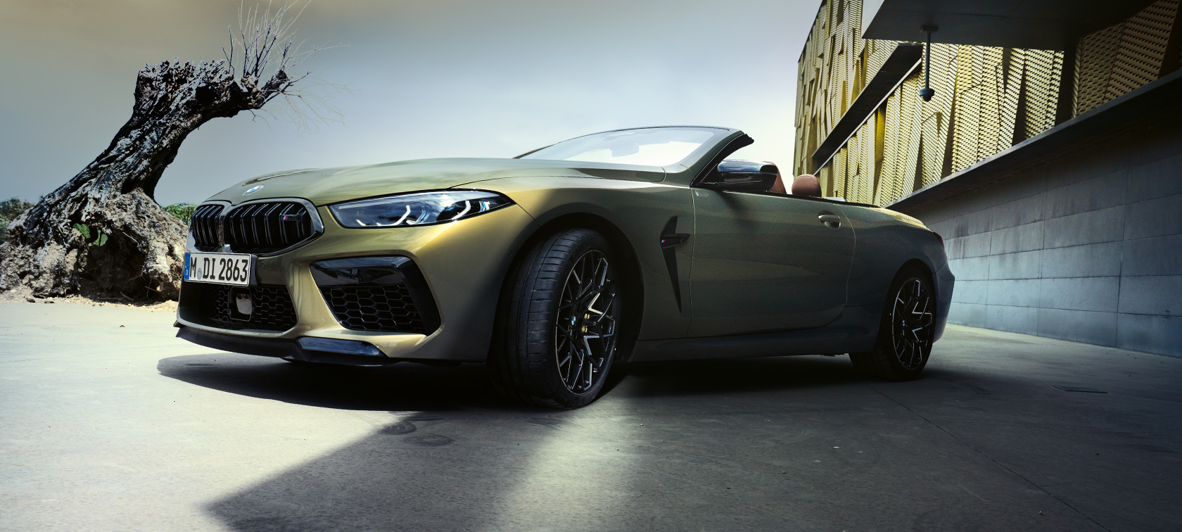 BMW M8 Competition Cabrio F91 ön çaprazdan görünüm BMW M8 Competition Cabrio F91 BMW Individual Metalik Pirinç/Brass alçak açıdan ön çaprazdan görünüm