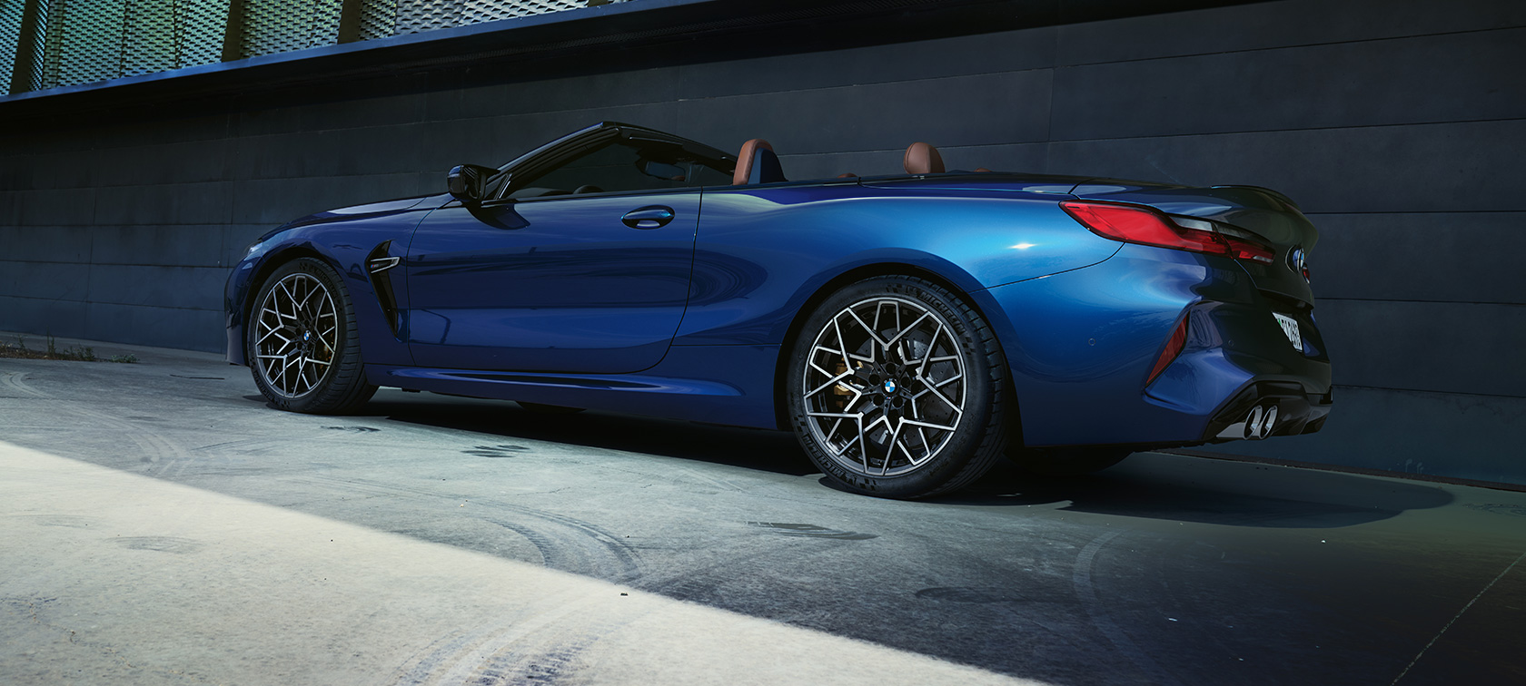 BMW M8 Cabrio F91 arka çaprazdan görünüm BMW M8 Cabrio F91 BMW Individual Metalik Mavi/Tanzanite arka çaprazdan görünüm