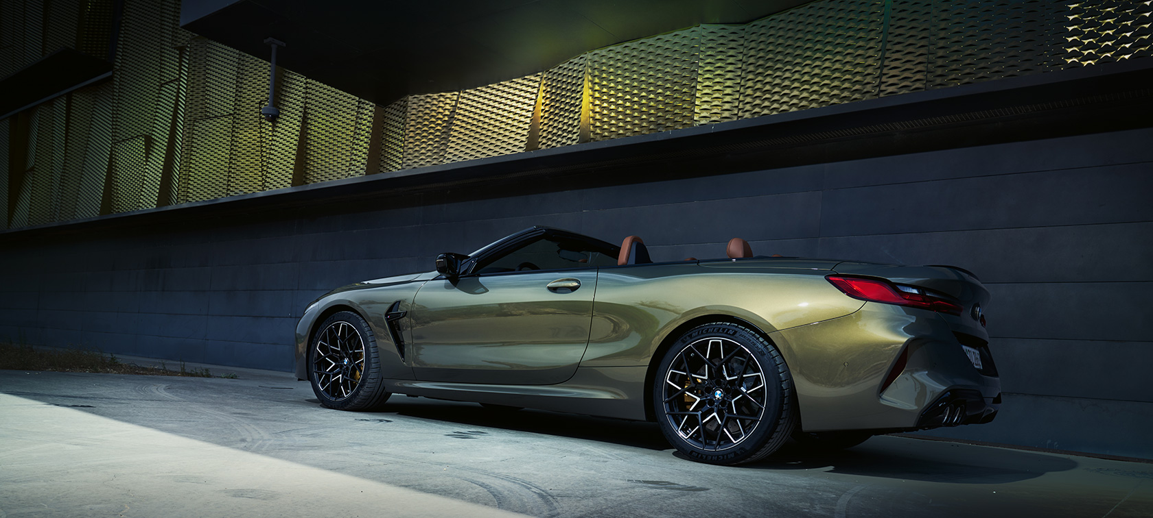 BMW M8 Competition Cabrio F91 LCI BMW Individual Metalik Pirinç/Brass yan çaprazdan görünüm