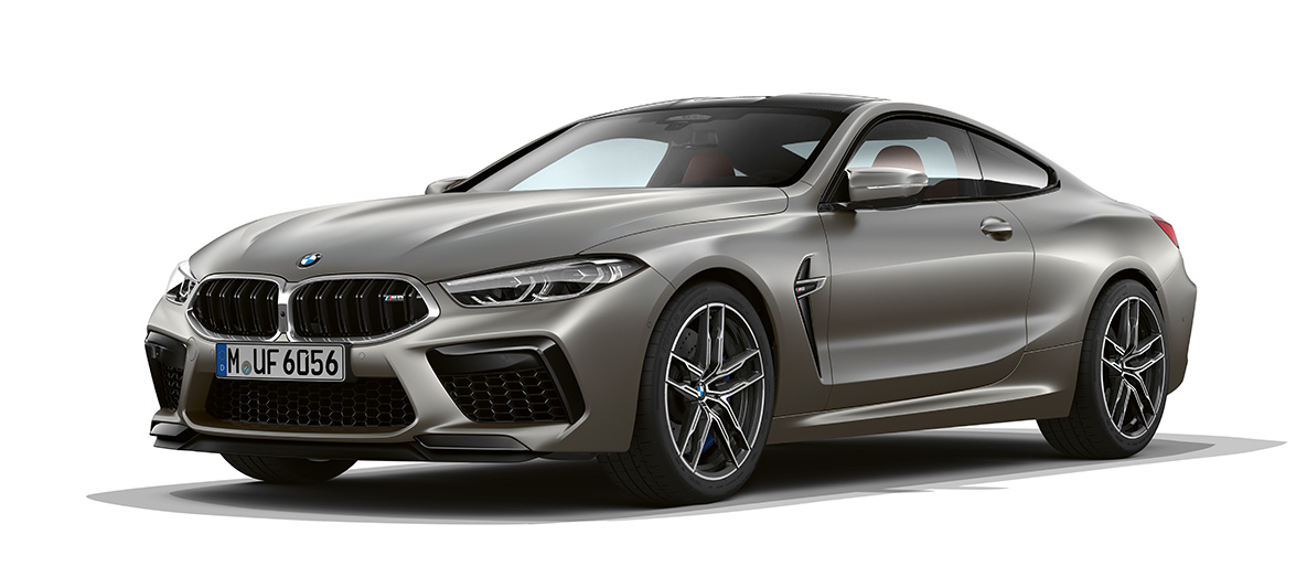 BMW M8 Coupé, yandan ön görünüm. Gümüş/Frozen Dark BMW M8 Coupé, yandan ön görünüm.