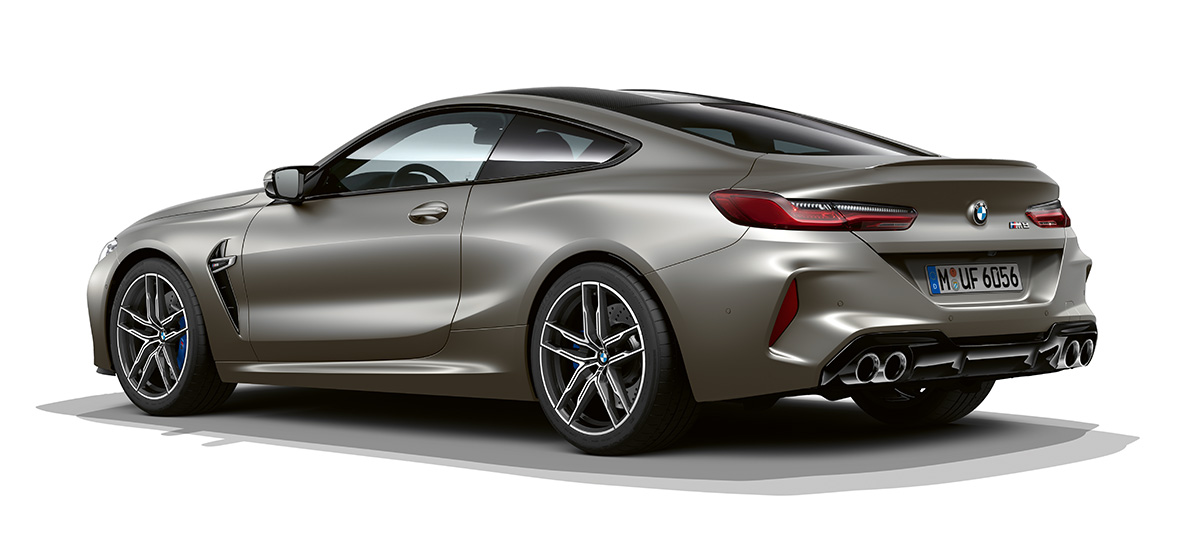 BMW M8 Coupé, yandan arka görünüm. Gümüş/Frozen Dark BMW M8 Coupé, yandan arka görünüm.