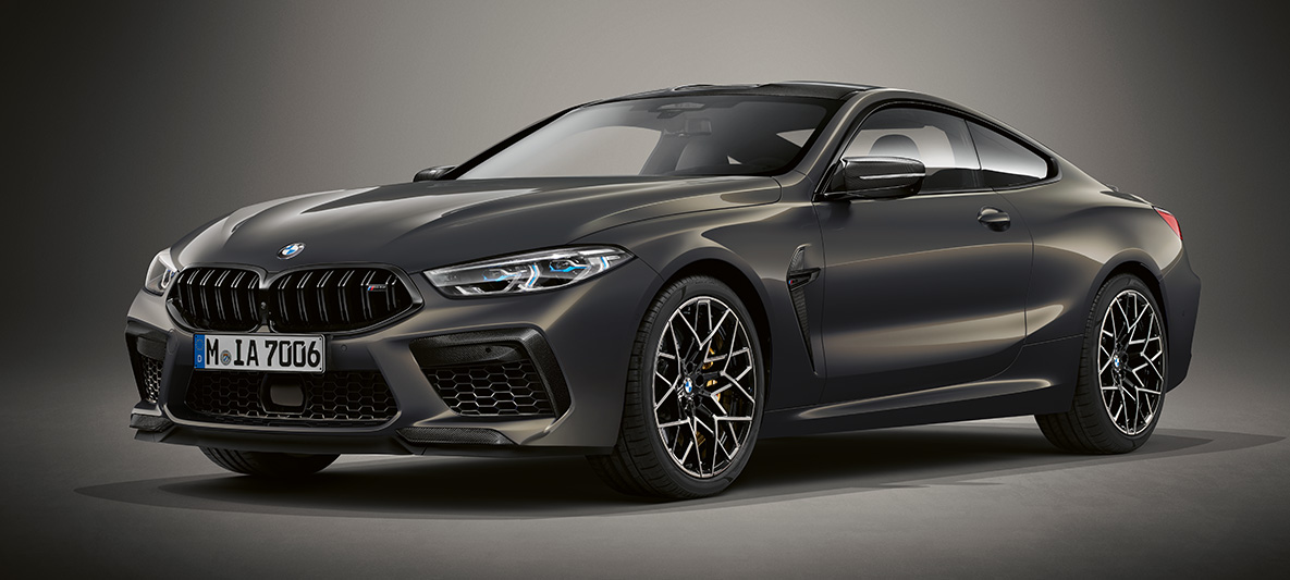 BMW Individual Metalik Gri/Dravit renginde BMW Individual M8 Coupé. BMW Individual Metalik Gri/Dravit renginde BMW Individual M8 Coupé, önden görünüm.