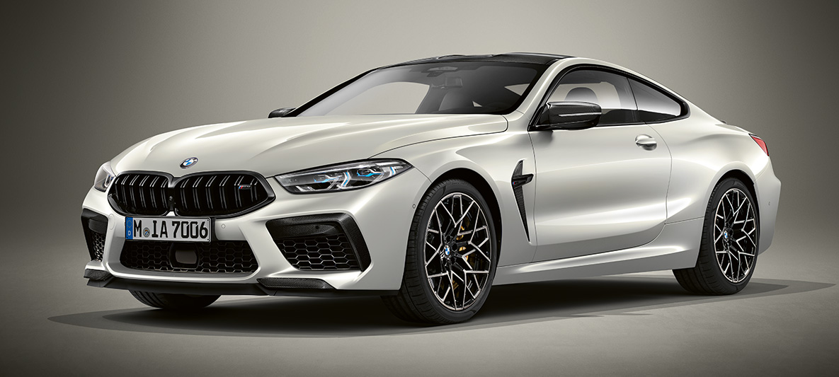 BMW Individual Metalik Beyaz renginde BMW Individual M8 Coupé. BMW Individual Metalik Beyaz renginde BMW Individual M8 Coupé, önden görünüm.