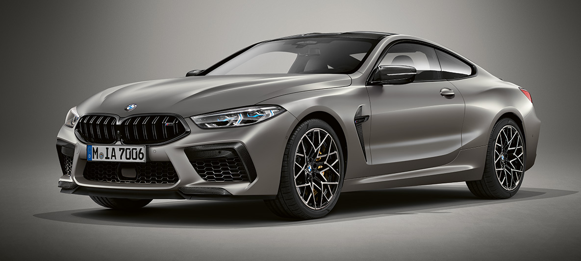 BMW Individual Metalik Gümüş/Frozen Dark BMW Individual M8 Coupé. BMW Individual Metalik Gümüş/Frozen Dark renginde BMW Individual M8 Coupé, önden görünüm.