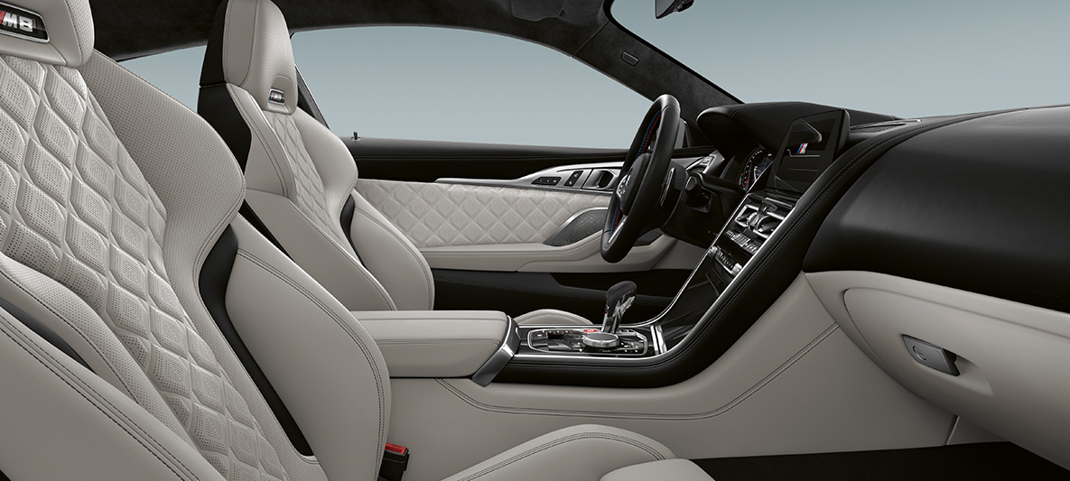“Merino” | Silverstone ince tanecikli deri ve BMW Individual Piano Siyah iç kaplama. “Merino” | Silverstone ince tanecikli deri iç tasarım ve Piano Siyah BMW Individual iç kaplamasıyla BMW Individual M8 Coupé.