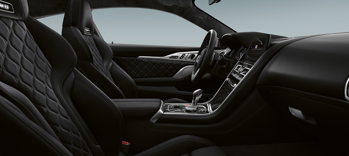 “Merino” | Siyah ince tanecikli deri iç tasarım ve Piano Siyah BMW Individual iç kaplama. “Merino” | Siyah ince tanecikli deri iç tasarım ve Piano Siyah BMW Individual iç kaplamasıyla BMW M8 Competition Coupé.