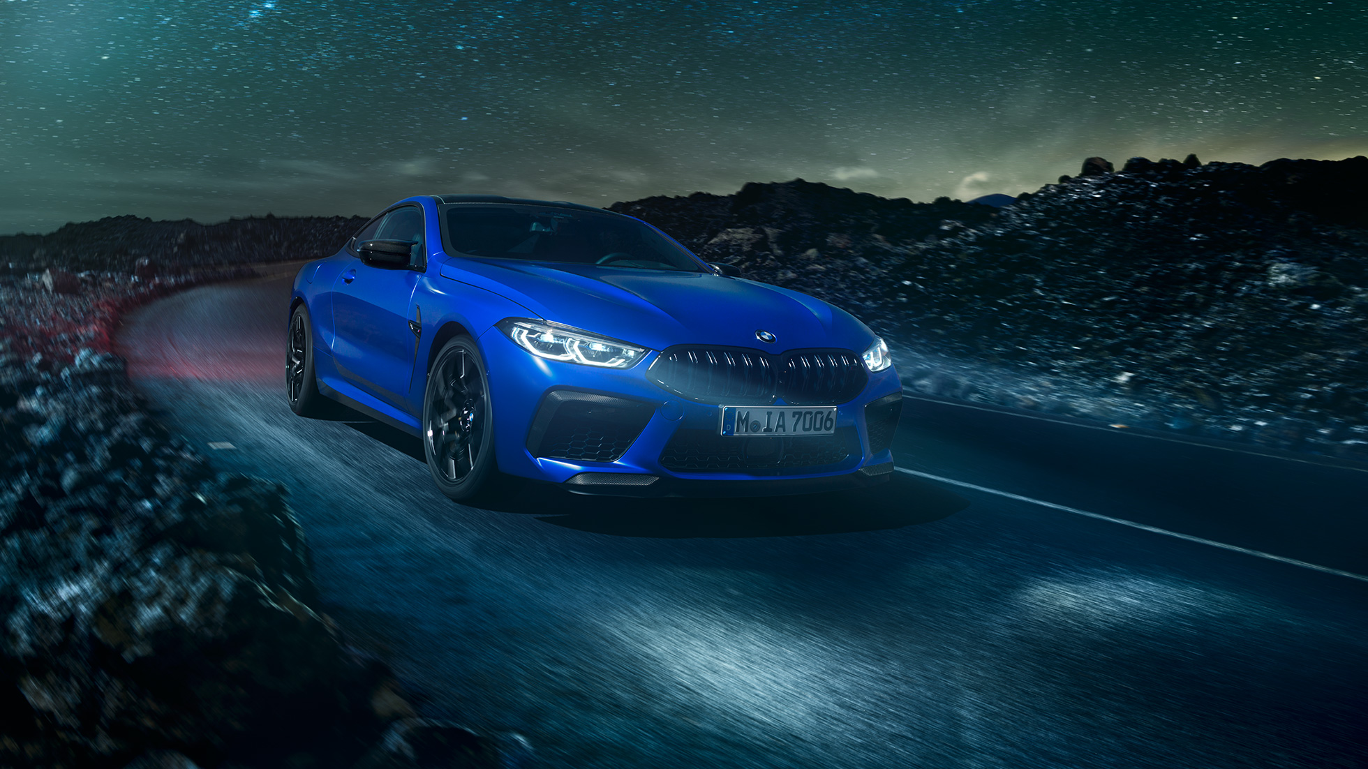 Metalik Mavi Yeni BMW M8 Competition Coupe, arka görünüm Metalik Mavi Yeni BMW M8 Competition Coupe, arka görünüm