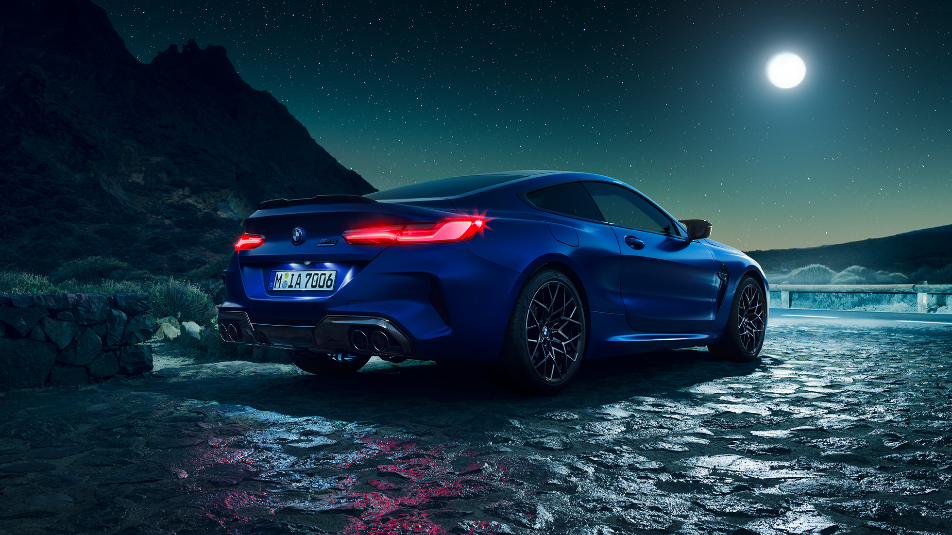 Metalik Mavi Yeni BMW M8 Competition Coupe, yan görünüm Metalik Mavi Yeni BMW M8 Competition Coupe, yan görünüm