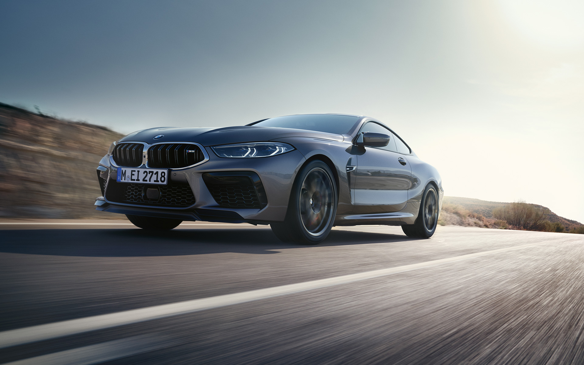 Otoyolda sürüş sırasında ön çaprazdan görünüm, BMW M8 Coupé F92 LCI BMW M8 Coupé F92 LCI, Metalik Gri/Skyscraper, otoyolda sürüş sırasında ön çaprazdan alçak açılı görünüm