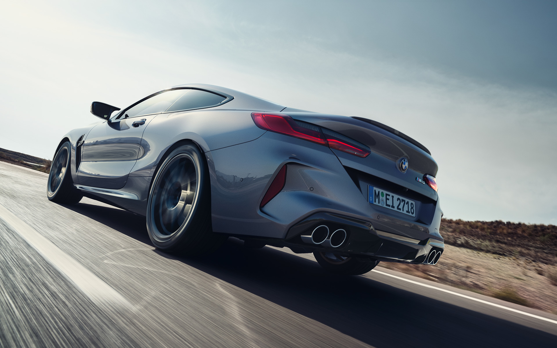 Otoyolda sürüş sırasında arka çaprazdan görünüm, BMW M8 Coupé F92 LCI BMW M8 Coupé F92 LCI, Metalik Gri/Skyscraper, otoyolda sürüş sırasında arka çaprazdan alçak açılı görünüm