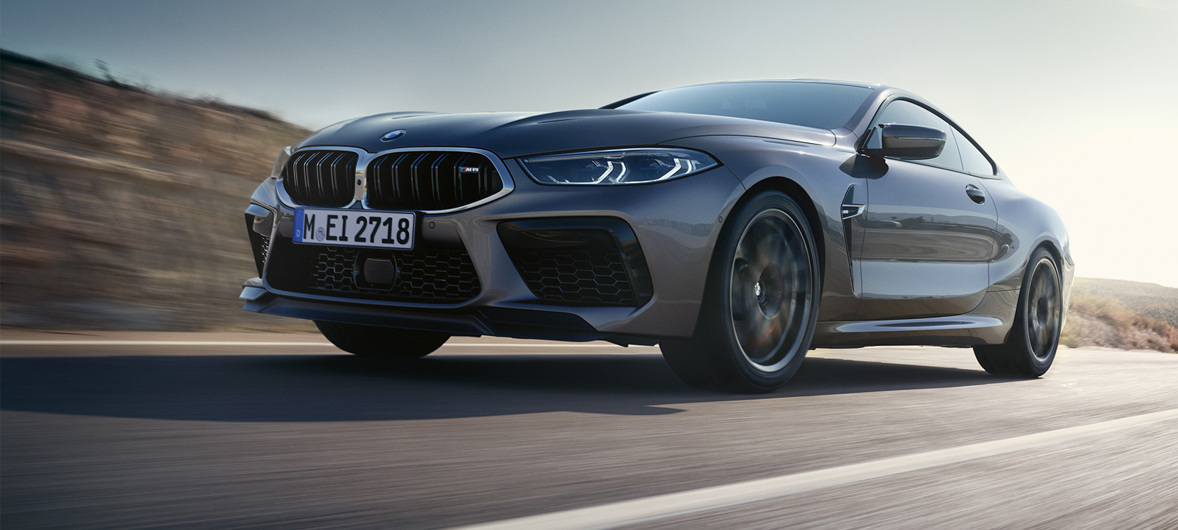 BMW M8 Coupé F92 LCI, sürüş sırasında yan çaprazdan görünüm BMW M8 Coupé F92 LCI, Metalik Gri/Skyscraper, yan çaprazdan alçak açılı görünüm