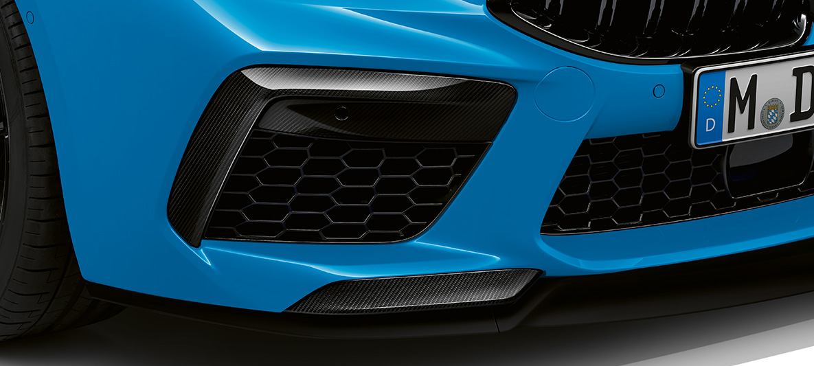 Yan hava girişleri üzerindeki karbon fiber çengeller, BMW M8 Competition Coupé F92 LCI, ön çaprazdan görünüm BMW M8 Competition Coupé F92 LCI, Metalik Mavi/Daytona Beach, yan hava girişleri üzerindeki karbon fiber çengeller, ön çaprazdan görünüm