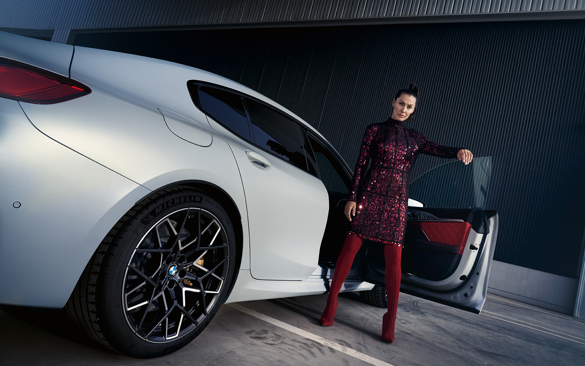 BMW M8 Competition Gran Coupé F93 model ile alçak açıdan arka çaprazdan görünüm BMW M8 Competition Gran Coupé F93 BMW Individual Metalik Beyaz/Frozen Brilliant model ile alçak açıdan arka çaprazdan görünüm