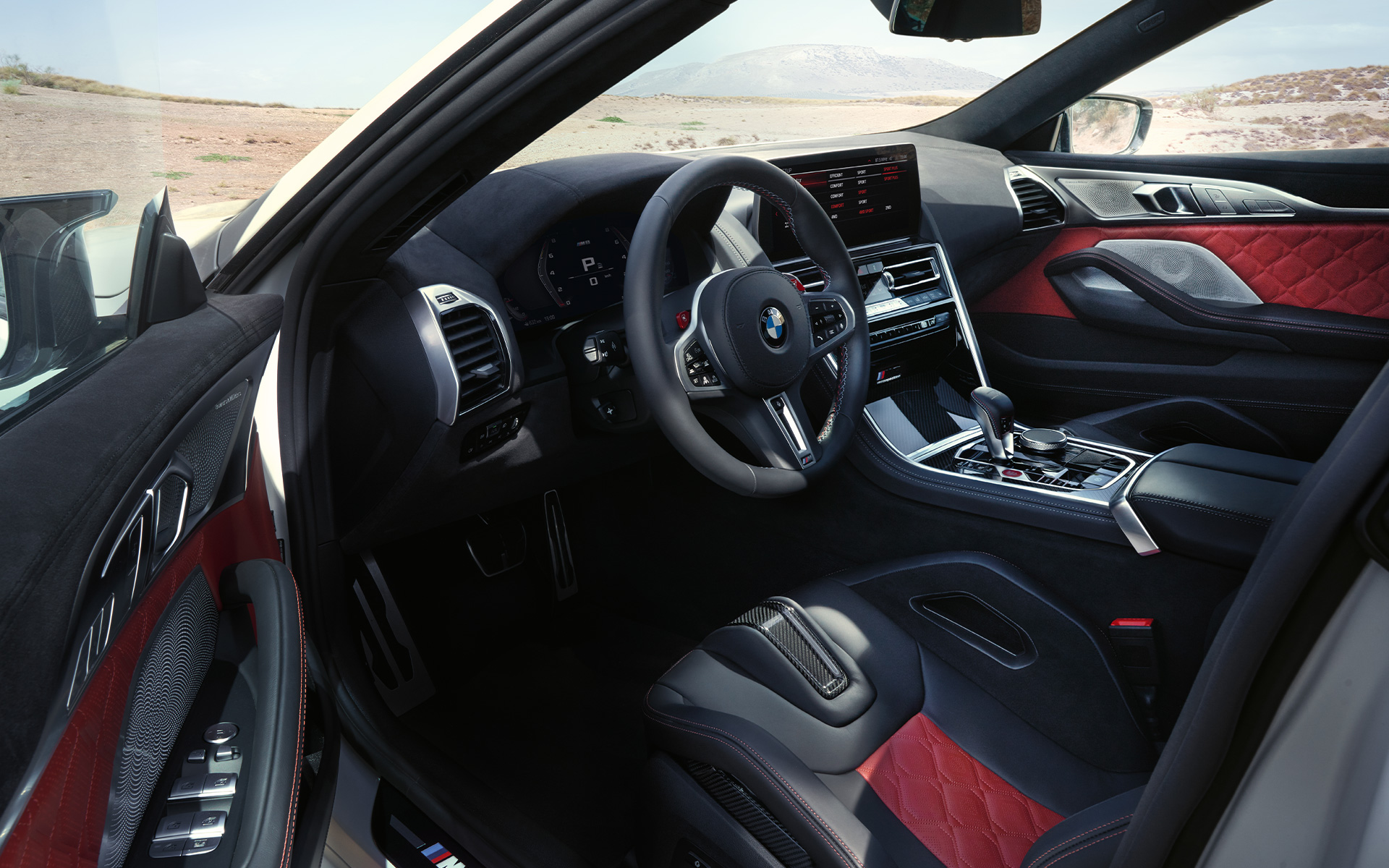 İç tasarım görünümü, BMW M8 Competition Gran Coupé F93 BMW M8 Competition Gran Coupé F93 kapı açık halde iç tasarım görünümü