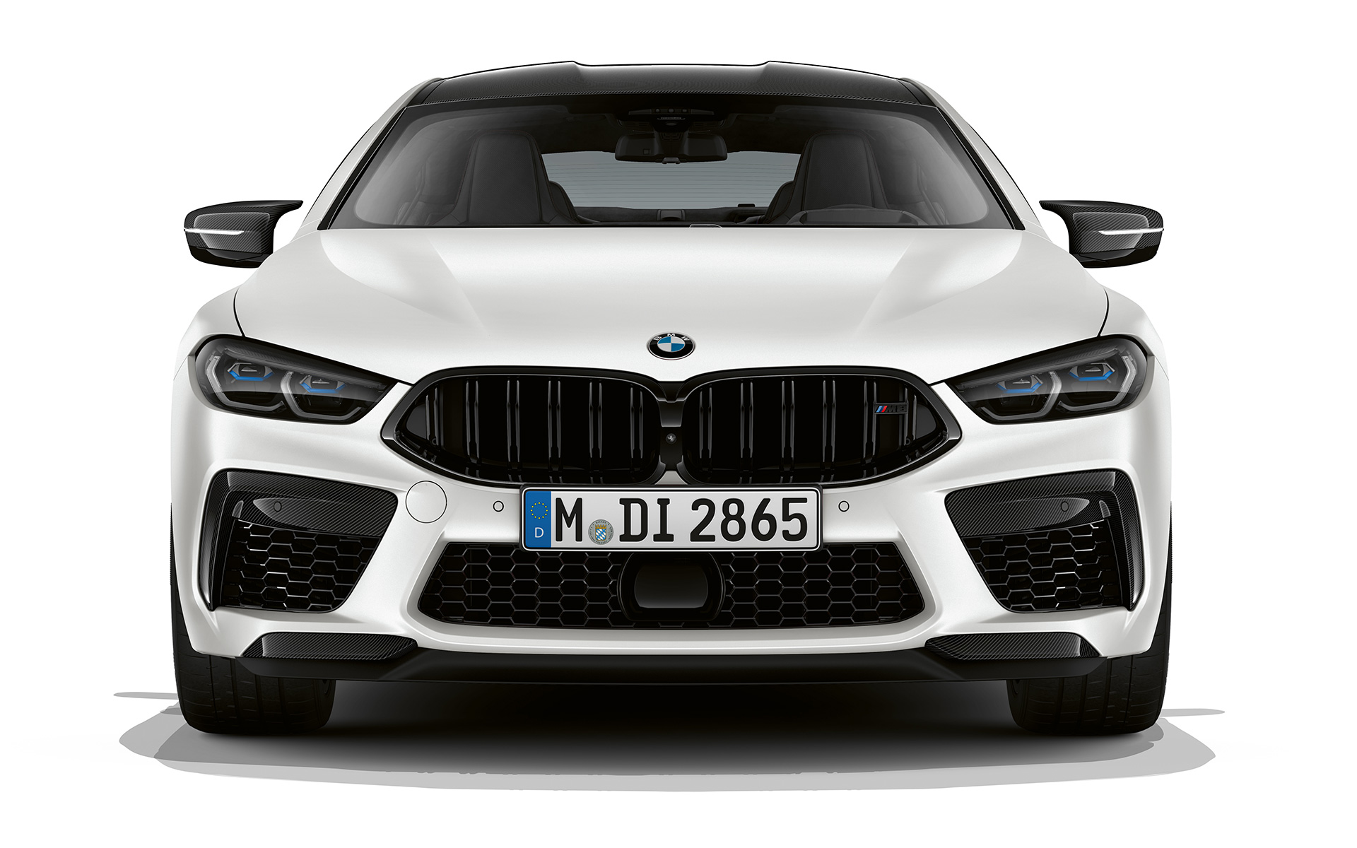 BMW M8 Competition Gran Coupé F93 M Sport koltuklar BMW M8 Competition Gran Coupé F93 BMW Individual Metalik Beyaz/Frozen Brilliant önden görünüm