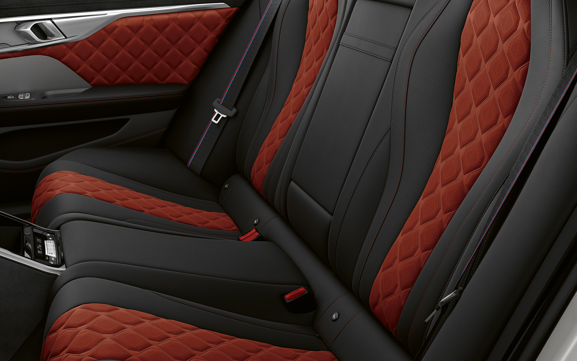 M ailesine özgü emniyet kemeriyle arka koltuklar BMW M8 Competition Gran Coupé F93 BMW M8 Competition Gran Coupé F93 iç tasarım M ailesine özgü emniyet kemeriyle arka koltuklar