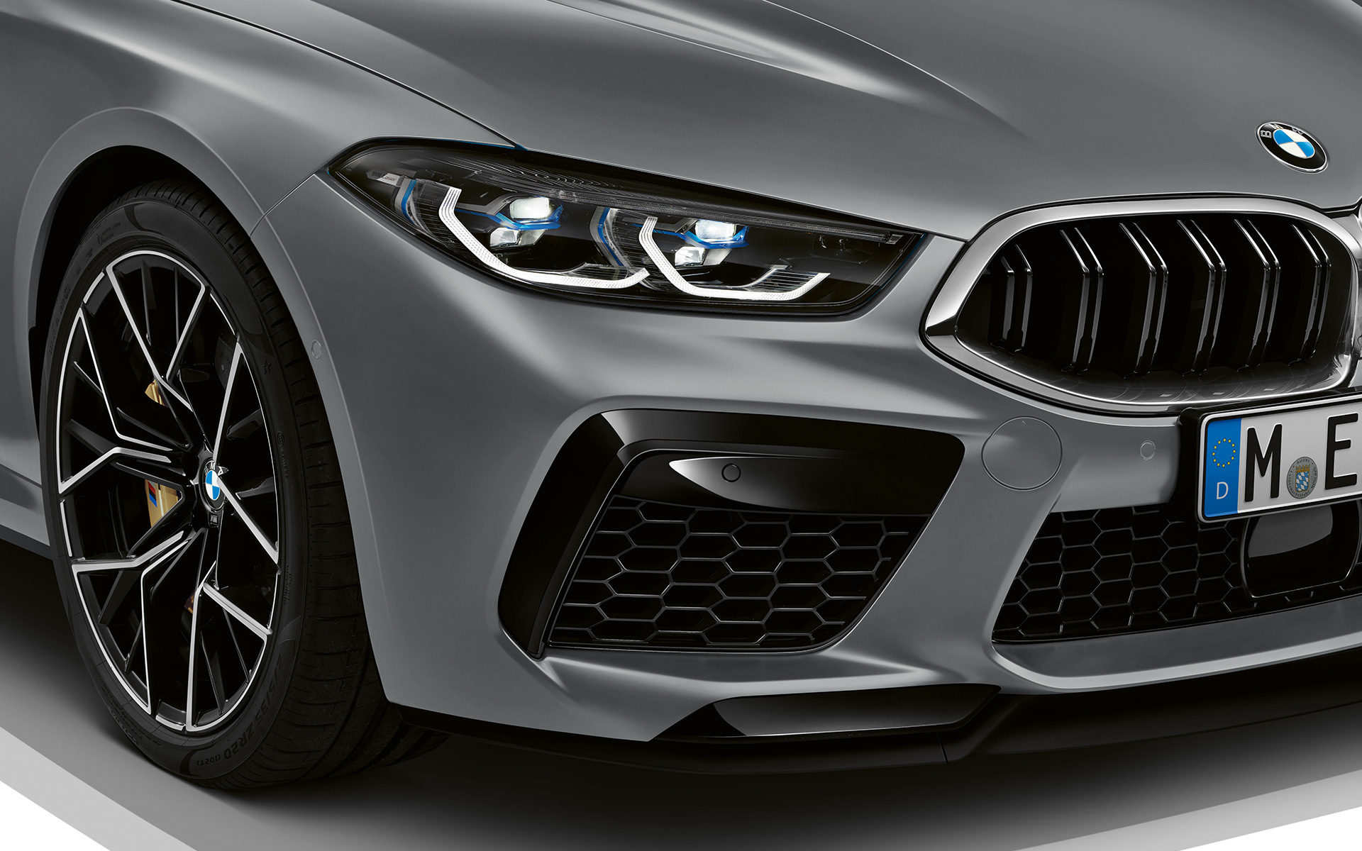 M ön rüzgarlık, BMW M8 Gran Coupé F93 BMW M8 Gran Coupé F93 BMW Individual Metalik Gri/Frozen Pure M ön rüzgarlık yakın plan görünüm