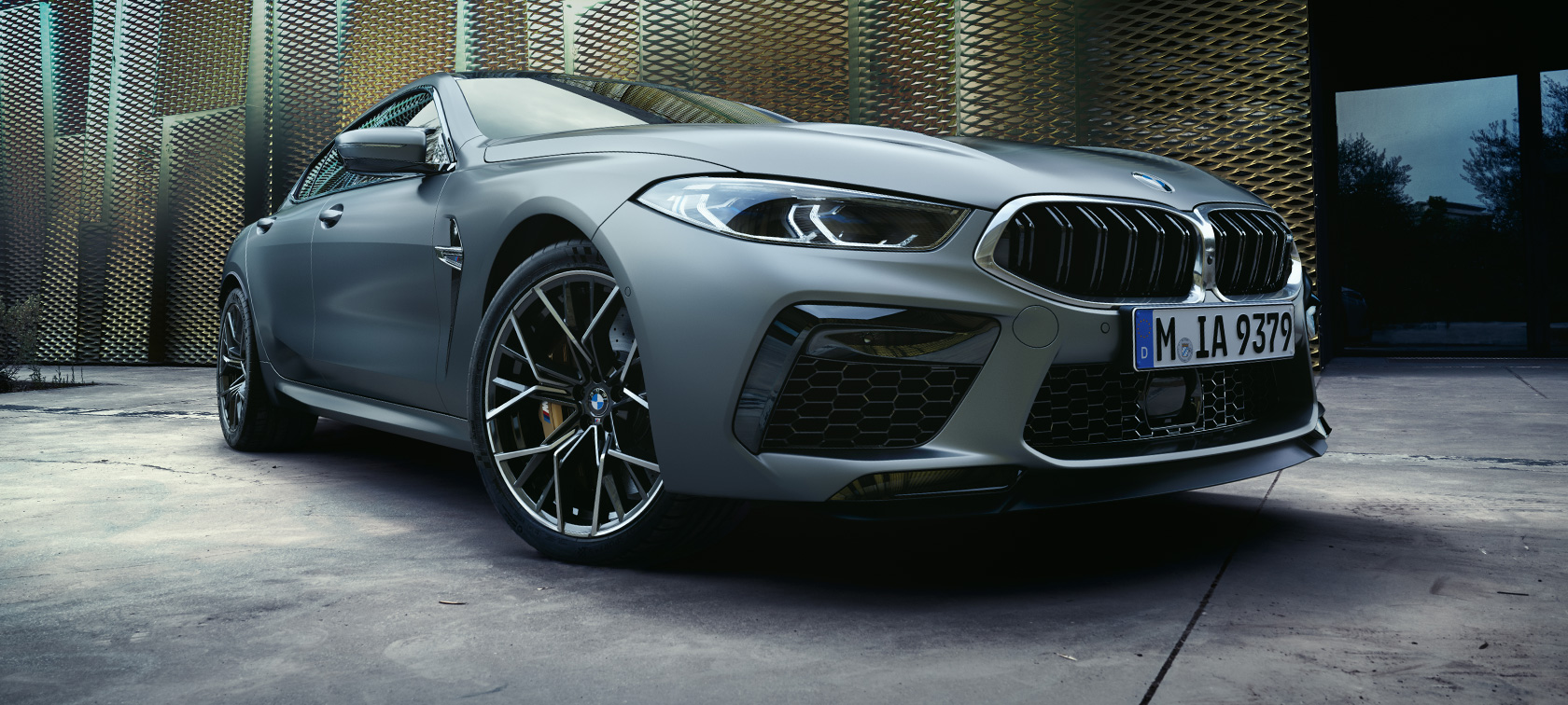 Ön çaprazdan görünüm, BMW M8 Gran Coupé F93 BMW M8 Gran Coupé F93 BMW Individual Metalik Gri/Frozen Pure alçak açıdan ön çaprazdan görünüm
