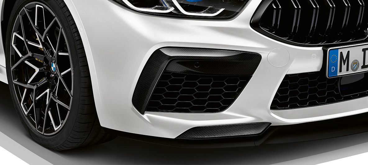 M Karbon dış tasarım Karbon ön tampon altı rüzgarlık, BMW M8 Competition Gran Coupé l F93 BMW M8 Competition Gran Coupé l F93 BMW Individual Metalik Beyaz/Frozen Brilliant M Karbon dış tasarım karbon ön tampon altı rüzgarlık yakın plan görünümü