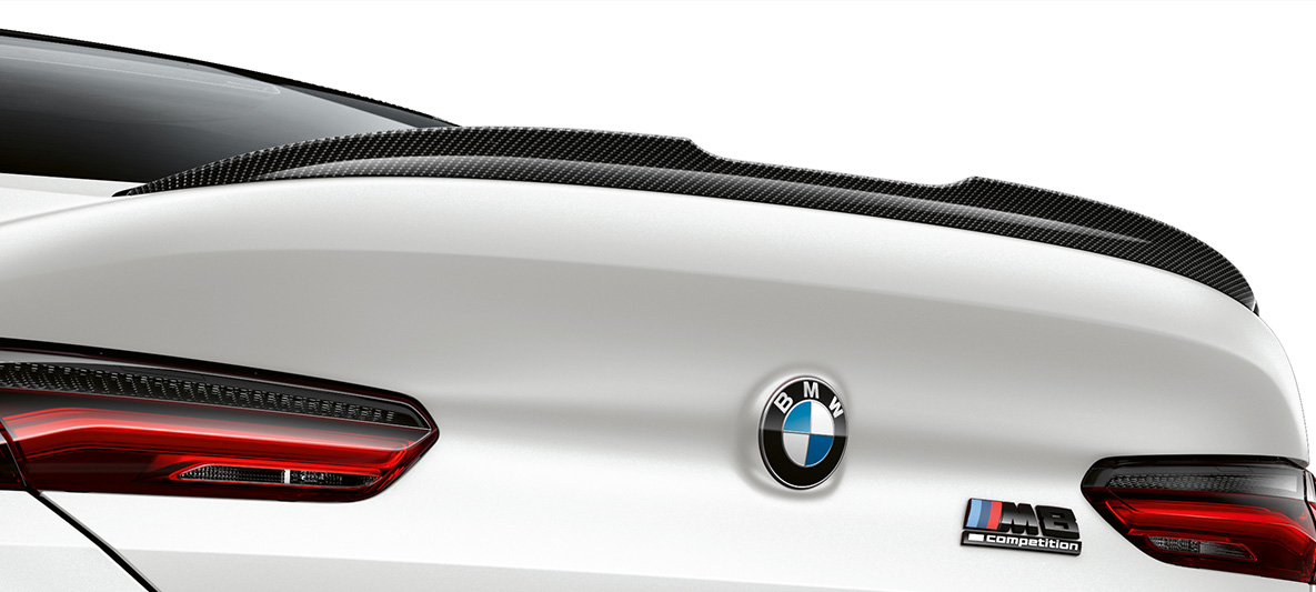 M Karbon dış tasarım karbon arka spoyler, BMW M8 Competition Gran Coupé F93 BMW M8 Competition Gran Coupé F93 BMW Individual Metalik Beyaz/Frozen Brilliant M Karbon dış tasarım karbon arka spoyler yakın plan görünümü