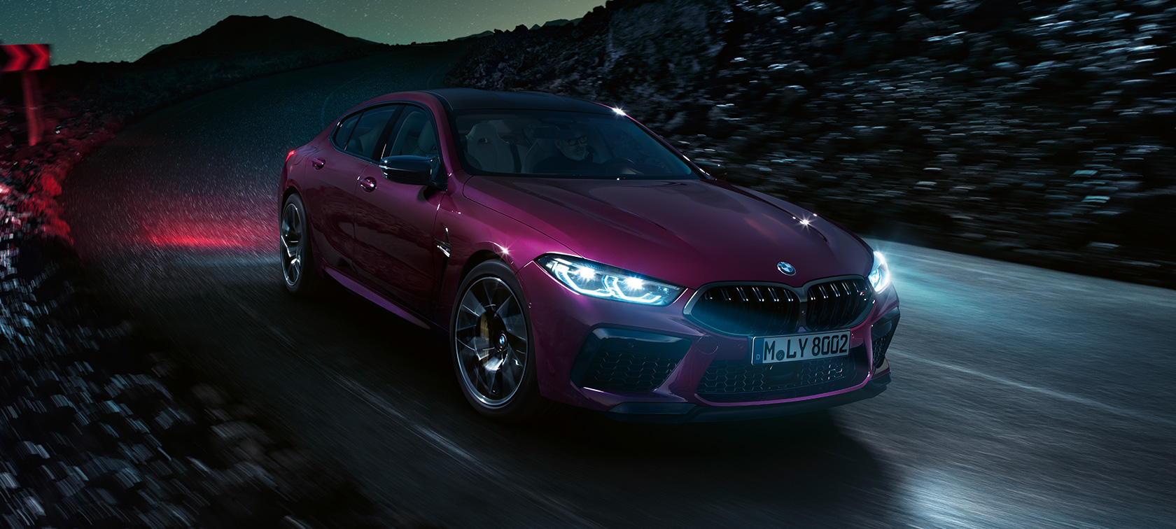 BMW M8 Competition Gran Coupé önden görünüm BMW M8 Competition Gran Coupé F93 2020 BMW Individual Metalik Ametrine gece sürüşü sırasında önden görünüm