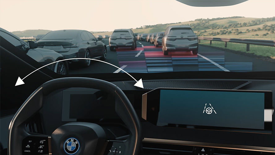 Direksiyon ve yol ile birlikte BMW iç tasarımından görünüm Direksiyon ve yoldaki araçlarla birlikte BMW iç tasarımından görünüm