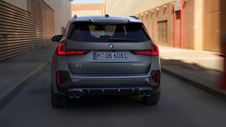 Yeni BMW X1 M35i xDrive Yeni BMW X1 M35i xDrive, sürüş sırasında arkadan görünüm