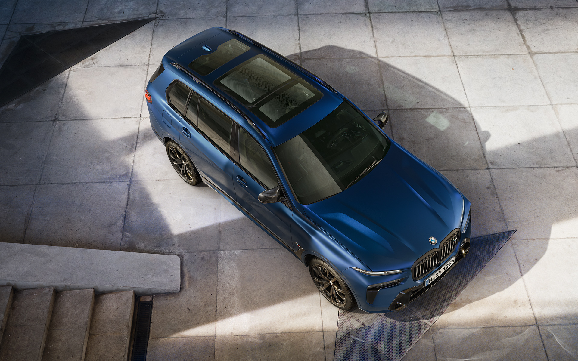 BMW X7 M60i G07 LCI, Metalik Mat Mavi/Marina Bay, hareketsiz halde üstten görünüm