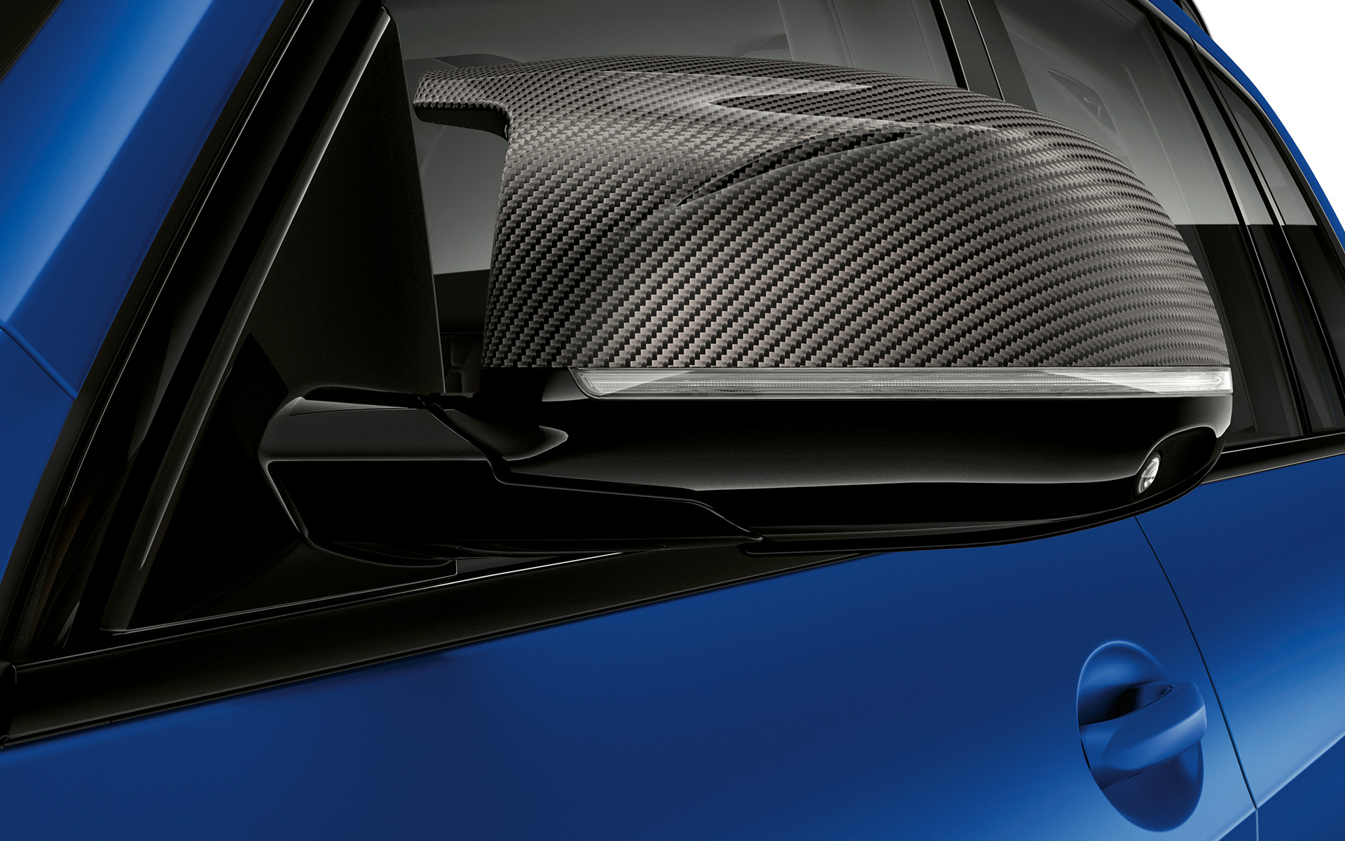 BMW X7 M60i G07 LCI, M Karbon ayna kapakları, yakın plan görünüm