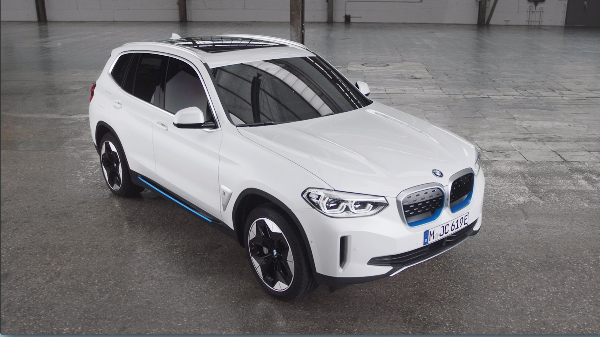 BMW iX3 G08 dış tasarım video BMW iX3 G08 Metalik Beyaz/Mineral dış tasarım video