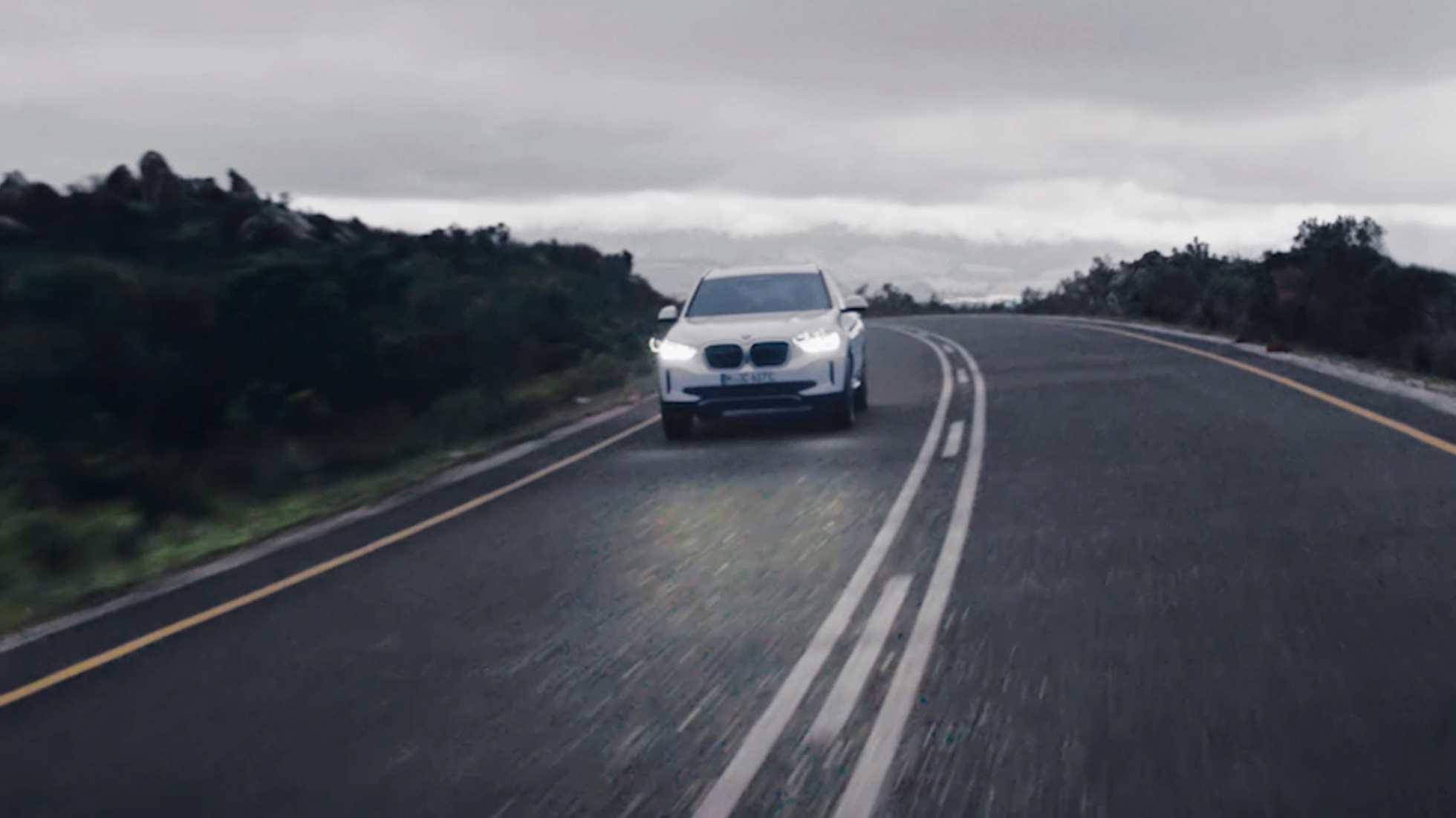 BMW iX3 G08 sürüş dinamikleri video BMW iX3 G08 Metalik Beyaz/Mineral sürüş dinamikleri video