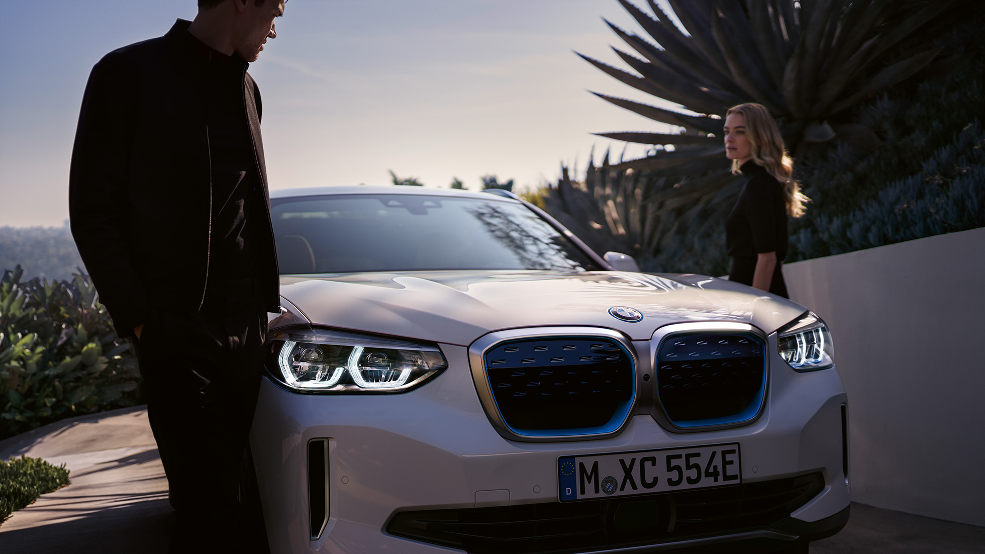 BMW iX3 G08 BMW i Böbrek Izgaralarıyla önden görünüm BMW iX3 G08 Metalik Beyaz/Mineral BMW i Böbrek Izgaralarıyla önden görünüm