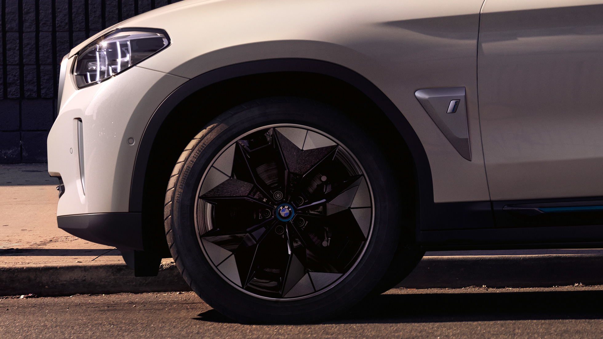 Aerodinamik jantlar BMW iX3 G08 metalik yakın plan jant Aerodinamik jantlar BMW iX3 G08 Metalik Beyaz/Mineral yakın plan jant dış tasarım