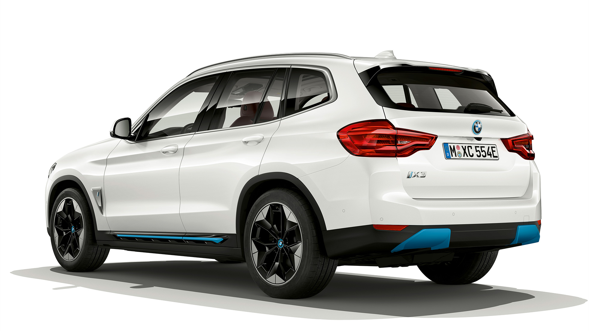 BMW iX3 G08 “Impressive” arkadan görünüm BMW iX3 G08 “Impressive” Metalik Beyaz/Mineral arkadan görünüm