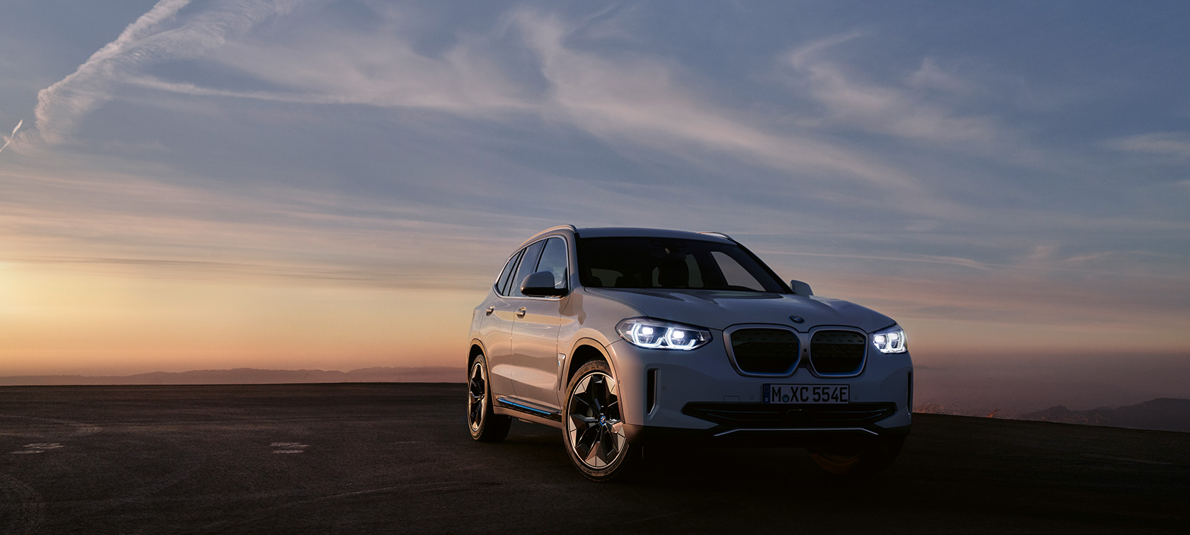 BMW iX3 G08 önden görünüm BMW iX3 G08 akşam manzarası önünde önden görünüm