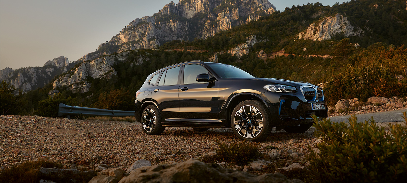 BMW iX3 G08 M Karbon Siyah, yandan görünüm