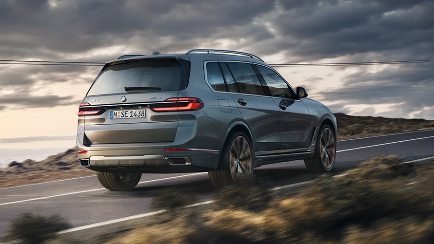 BMW X7 G07 birinci nesil yolda sürüş halinde çapraz arkadan görünüm BMW X Serisi BMW X7 G07 birinci nesil yolda sürüş halinde çapraz arkadan görünüm