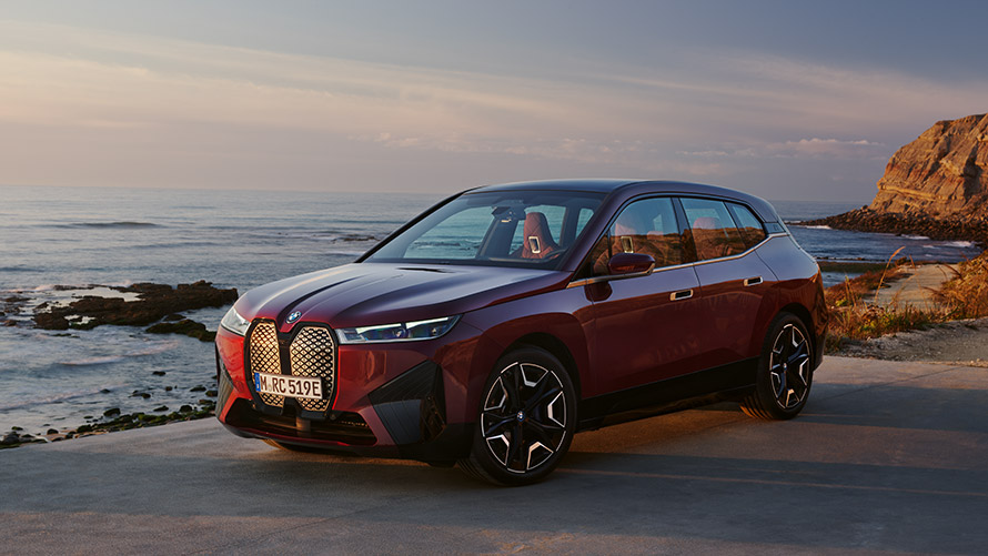 BMW iX I20, birinci neslin hareketsiz halde yan çaprazdan görünümü BMW X Serisi, BMW iX I20, birinci neslin hareketsiz halde yan çaprazdan görünümü