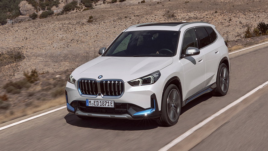 BMW iX1 U11 birinci nesil, yolda sürüş halinde çapraz önden görünüm BMW X Serisi BMW iX1 U11 birinci nesil, yolda sürüş halinde çapraz önden görünüm