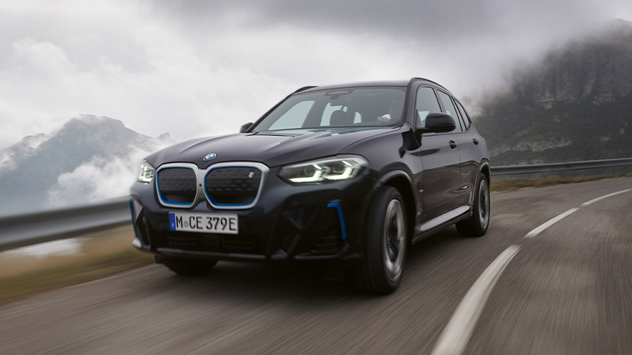 BMW X Serisi, BMW iX3 G08, birinci neslin sürüş esnasında ön çaprazdan görünümü BMW X Serisi, BMW iX3 G08, birinci neslin sürüş esnasında ön çaprazdan görünümü