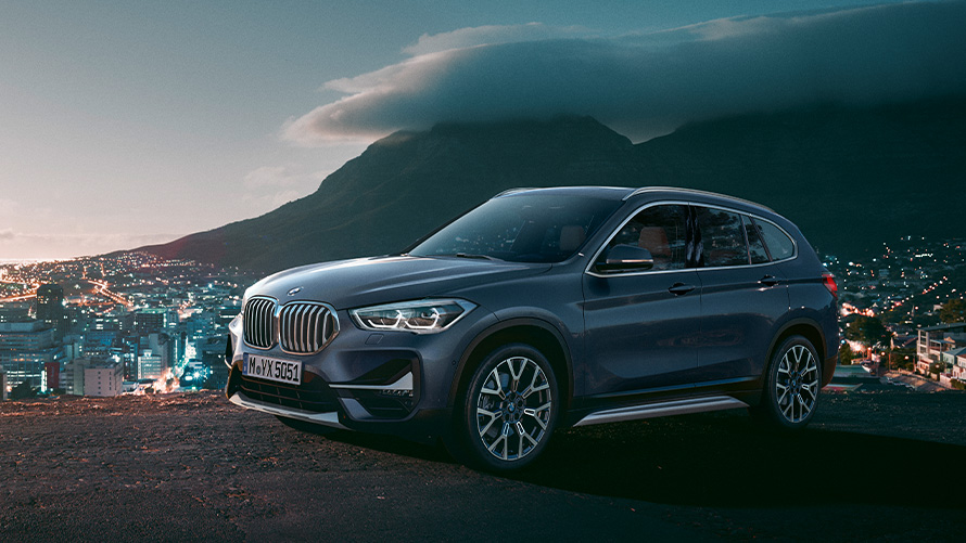BMW X1 F48, ikinci neslin şehir manzarası önünde yan çaprazdan görünümü BMW X Serisi, BMW X1 F48, ikinci neslin şehir manzarası önünde yan çaprazdan görünümü