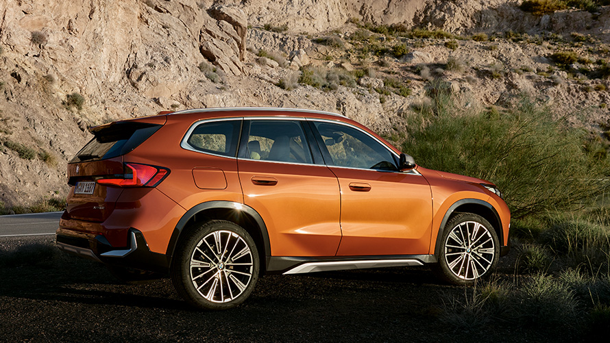 BMW X1 U11 üçüncü nesil, yolda çapraz önden görünüm BMW X Serisi BMW X1 U11 üçüncü nesil, yolda çapraz önden görünüm
