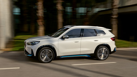 BMW X Serisi BMW iX1 U11 yolda sürüş sırasında yandan görünüm